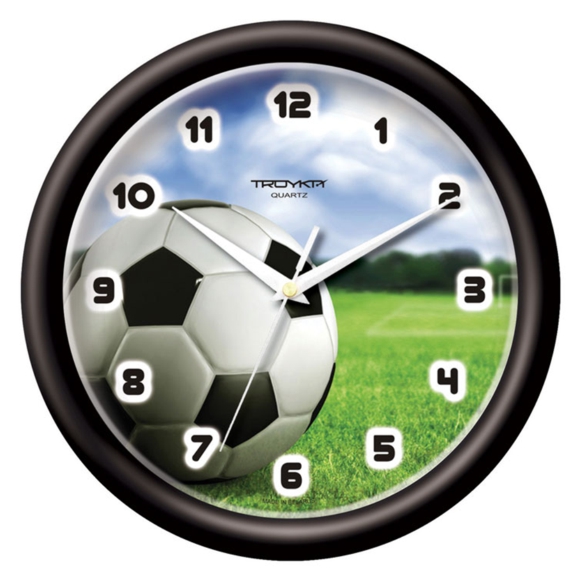 Настенные часы с футбольным мячом.